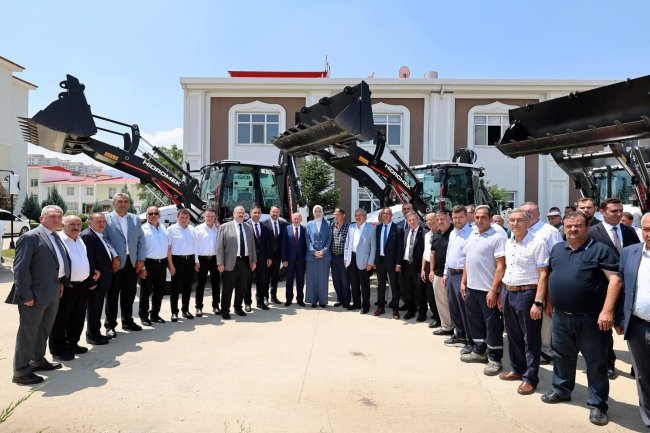 Afyon’da 15 Hizmet Aracı Törenle Teslim Edildi