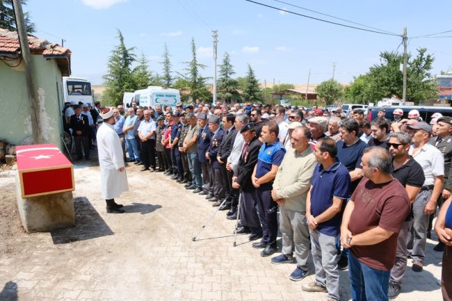 Dinar İlçesinde Kıbrıs Gazisi Gözyaşlarıyla Toprağa Verildi