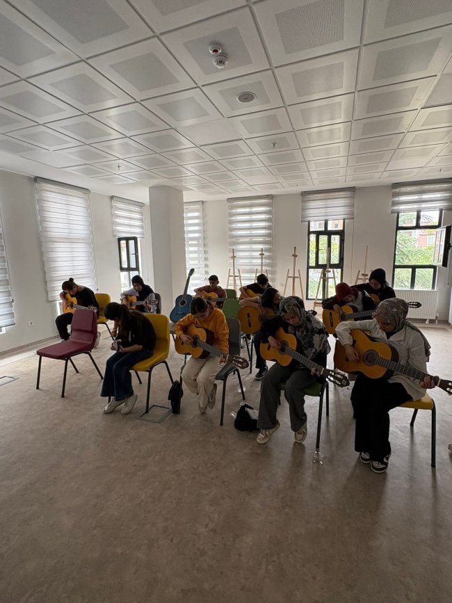 Bolvadin’de Gençlere Ücretsiz Gitar Eğitimi