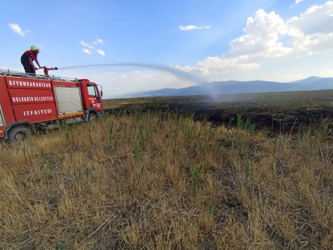 Eber Gölü Sazlık Alanında Çıkan Yangın Söndürüldü