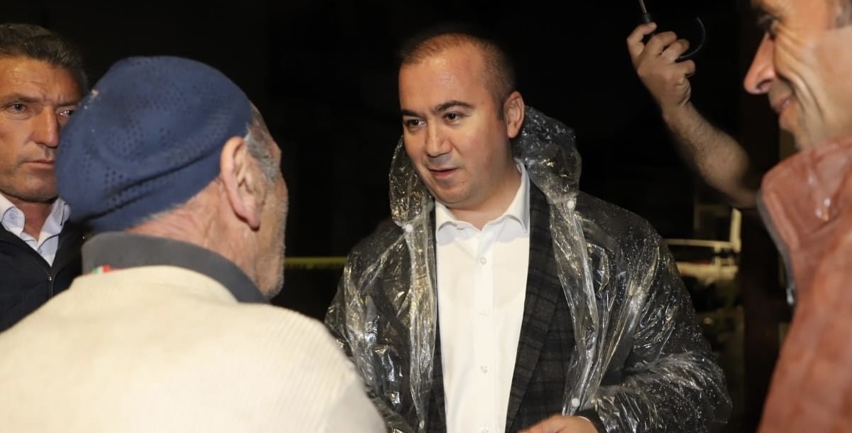 ULUÇAY HALKIN GÖNLÜNÜ FETHETTİ! ÇİZMELERİ GİYDİ VATANDAŞI YALNIZ BIRAKMADI!