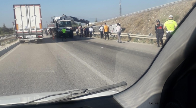 SANDIKLI İLÇEMİZDE ASKER ADAYLARINI TAŞIYAN OTOBÜS DEVRİLDİ