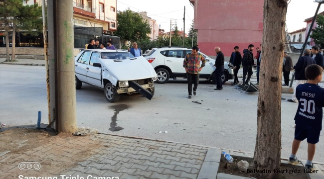 İLÇEMİZDE MADDİ HASARLI TRAFİK KAZASI MEYDANA GELDİ