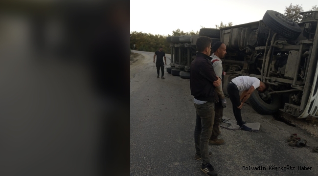 SİNANPAŞA ÇAYHİSAR KÖY YOLUNDA ODUN YÜKLÜ TIR DEVRİLDİ