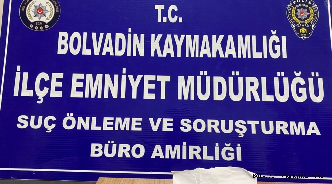 BOLVADİN’DE BANKA ÖNÜNDE BEKLİYORDU! MEĞER UYUŞTURUCU VARMIŞ!