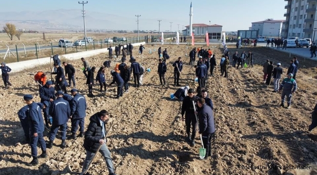 İLÇEMİZDE MİLLİ AĞAÇLANDIRMA GÜNÜNDE ÇOK SAYIDA FİDAN TOPRAKLA BULUŞTU
