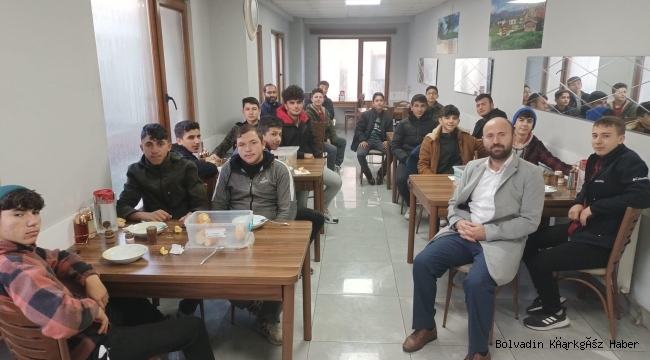 SABAH NAMAZINA KATILAN ÖĞRENCİLERE ÇORBA İKRAM EDİLİYOR