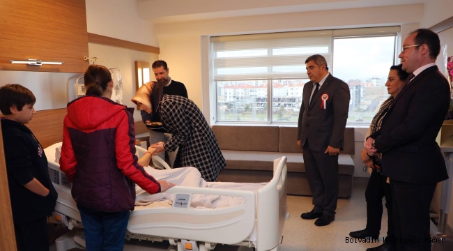 VALİ YİĞİTBAŞI HASTANEDE ÖĞRETMENİ ZİYARET ETTİ
