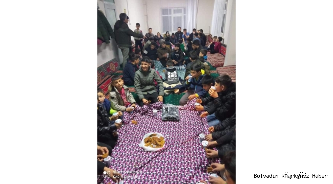 DİŞLİ’DE GENÇLERE HEM BÜKME İKRAMI YAPILIYOR HEMDE DİNİ SOHBET VERİLİYOR