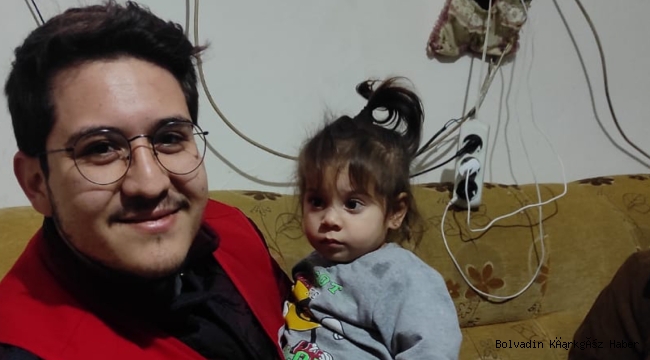 GENÇ KIZILAY’IN NEFERİ HEMŞEHRİMİZ ABDULLAH YALÇIN DEPREMZEDELERE HİZMET VERİYOR