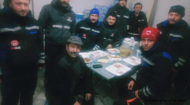TEŞEKKÜRLER BOLVADİN! BOLVADİN&#039;İN SICAK YEMEĞİ DEPREMZEDELERİN KURSAĞINDA!