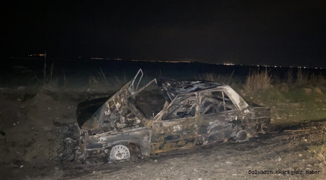 DEREKARABAĞ YOLUNDA ARAÇ YANARAK KÜLE DÖNDÜ