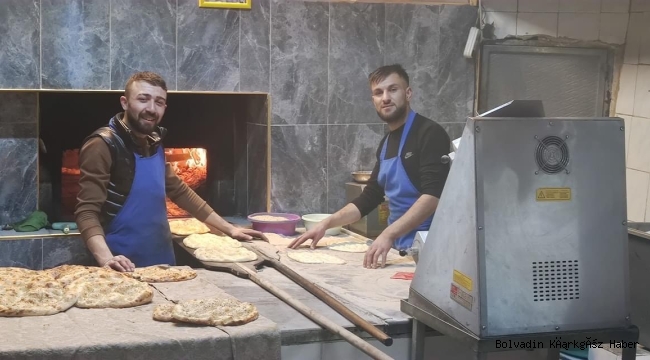 İLÇEMİZDE PİDECİLERİMİZ SAHURA KADAR HİZMET VERİYOR