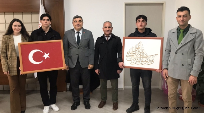 ŞEHADETİNİZE ŞAHİTLİK EDİYORUZ BAYRAĞI SÜNNETÇI’YE TAKDİM EDİLDİ
