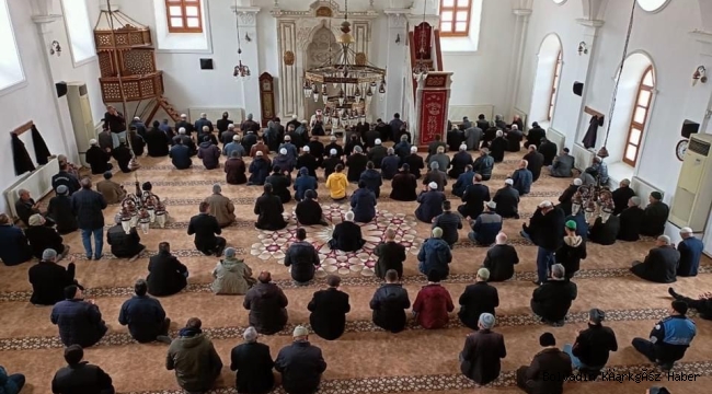 ŞEHİTLER İÇİN ÇARŞI CAMİİNDE MEVLİD OKUNDU