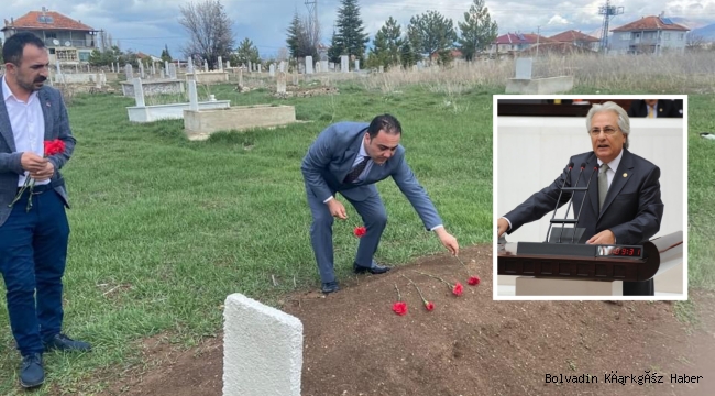 CHP İL YÖNETİMİ TOPTAŞ’I KABRİ BAŞINDA ZİYARET ETTİ