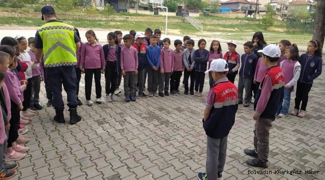 ÖZBURUN’DA ÖĞRENCİLERE TRAFİK DERSİ VERİLDİ!