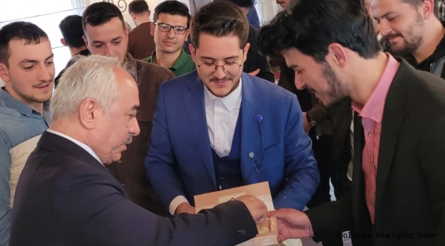 YAZARIMIZ YALÇIN İÇİŞLERİ BAKAN YARDIMCISINA BOLVADİN LOKUMU İKRAM ETTİ