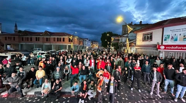 GALATASARAYLILAR MAÇI BOLVADİN ÇARŞI MEYDANINDA İZLEDİ