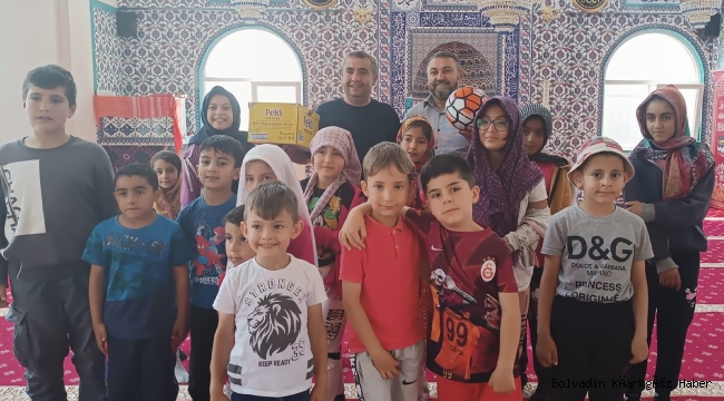 MUHTAR GÜÇLÜ ÖĞRENCİLERE HEDİYELERİNİ VERDİ