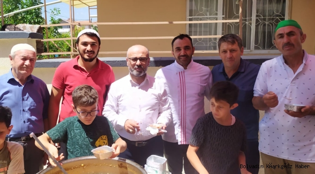 MUHTAR KAHRAMAN’DAN MAHALLESİNE AŞURE İKRAMI