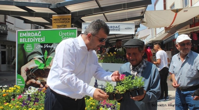 EMIRDAĞ BELEDİYESİ 20.000 ADET VATANDAŞA SÜS ÇİÇEĞİ HEDİYE ETTİ