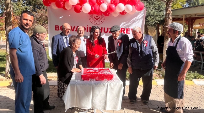 BOLVADİN’DE CUMHURİYET’İN YÜZÜNCÜ YILINDA PASTA KESTİLER