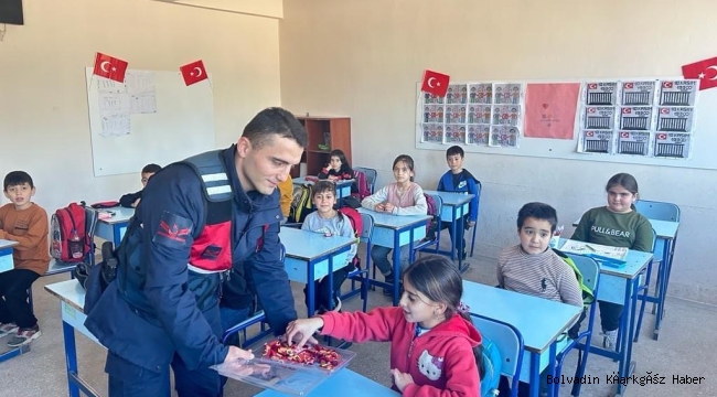 KEMERKAYA’DA JANDARMADAN ÖĞRENCİLERE JEST