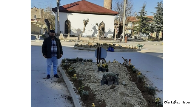 MUHTAR DİKİCİ İHSANİYE KAVŞAĞI'NI ÇİÇEKLENDİRDİ