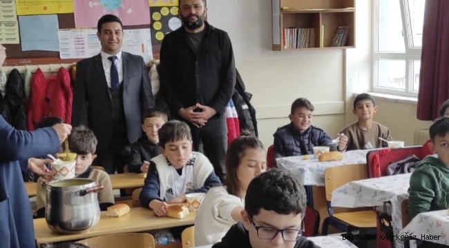BOLVADİN’DE ÇOCUKLARA YAZILI SONRASI ÇORBA İKRAM EDİLDİ
