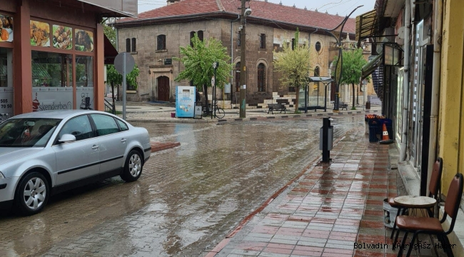 BOLVADİN’E UZUN SÜRE SONRA YAĞMUR YAĞMAYA BAŞLADI
