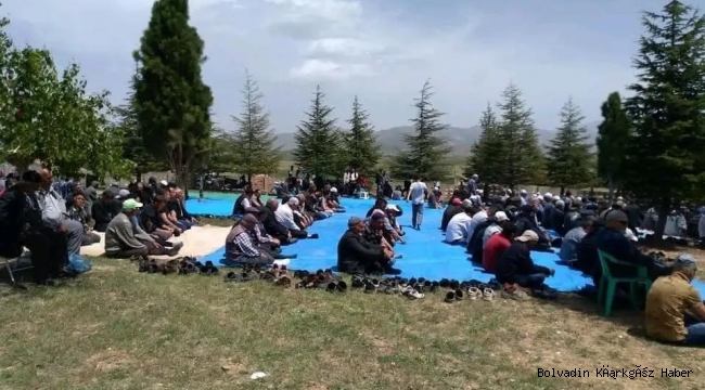 ÖZBURUN&#039;DA 21 KURBAN KESİLDİ YAĞMUR DUASI YAPILDI