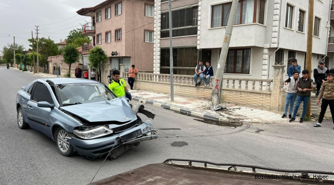 BOLVADİN’DE ARAÇ DİREĞE ÇARPTI