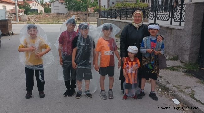 BOLVADİN’DE MİNİKLER YAĞMUR AŞI İÇİN PARA TOPLADI