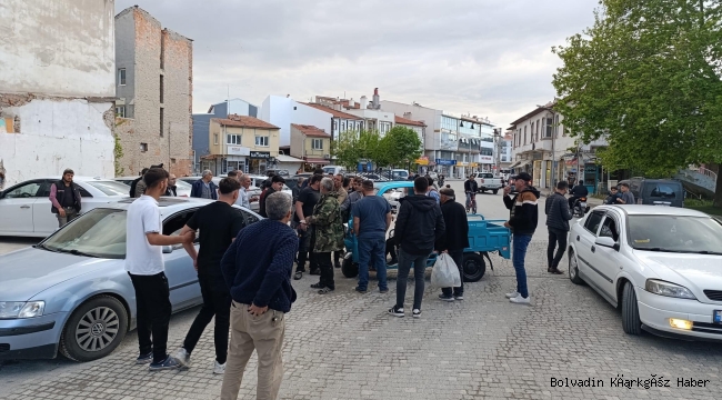 ÇARŞI MEYDANINDA TRAFİK KAZASI MEYDANA GELDİ