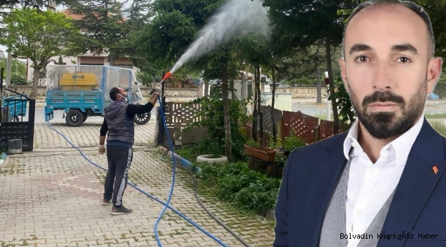 ÇİÇEĞİ BURNUNDA MUHTAR SÖZLERİNİ TUTUYOR