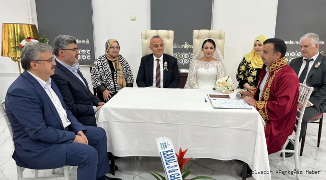 HALKIN MİLLETVEKİLLERİ MUTLULUKLARINI PAYLAŞTI