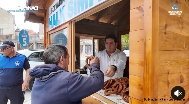 Bolvadin'de Belediye Başkanı Halka Simit Dağıttı