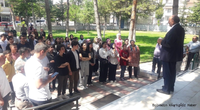 Bolvadin İlçe Milli Eğitim Müdürü Özçal Hediyelerini Takdim Etti