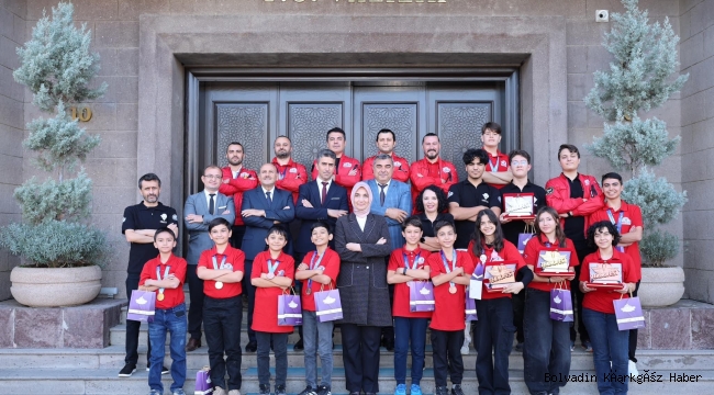 Bolvadinli Çocuklar Vali Yiğitbaşı’nı Mutlu Etti