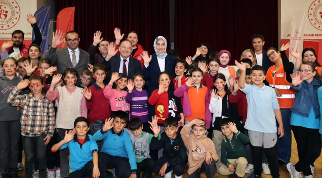 Afyonkarahisar’da ‘Mutluluk Kervanı’ Projesi Çocukları Sevindirdi