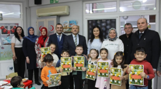 Bolvadin'de Minik Öğrencilere "Bolvadin'i Boyuyorum" Kitabı Dağıtıldı