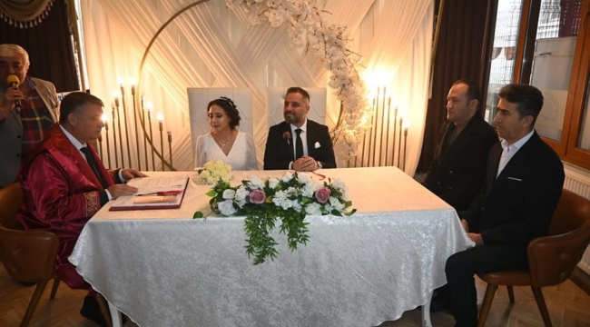 Çay'da İki Öğretmen Evlendi! Nikah Şahitleri Görenleri Şaşırttı!