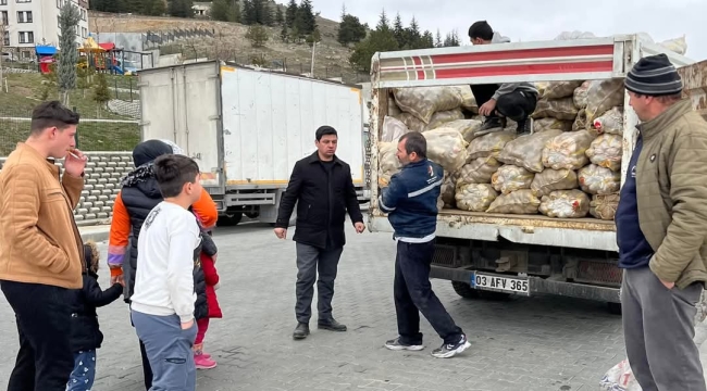 Böyle Muhtar Dost Başına! 12 Ton Patates Dağıtıldı
