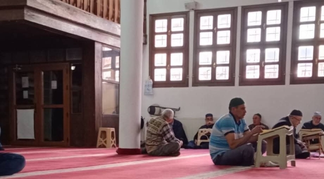 Bolvadin Alaca Camii'nde Mukabele Telefondan Takip Ediliyor