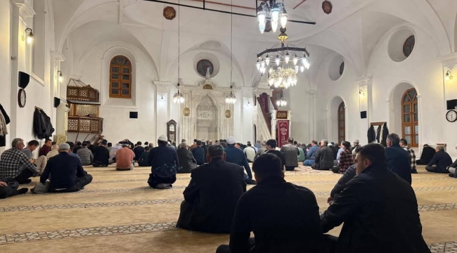 Bolvadin’de Öğrenciler ve Aileleri Her Cuma Teravih Namazında Buluşuyor
