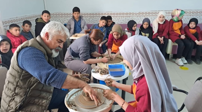 Bolvadin'de Öğrencilere Çömlekçilik Deneyimi