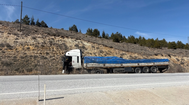 Kemerkaya Köyü Yakınlarında Tır Devrildi! İşte Bilanço