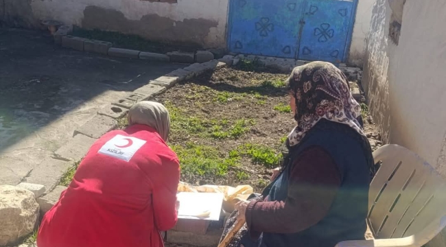 Kızılay'ın Emirdağ Şubesi Ramazan Kolilerini Dağıtıyor