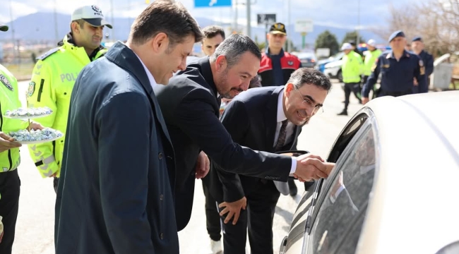 Sandıklı'da Sürücüleri Durdurdular Bayramlarını Kutladılar